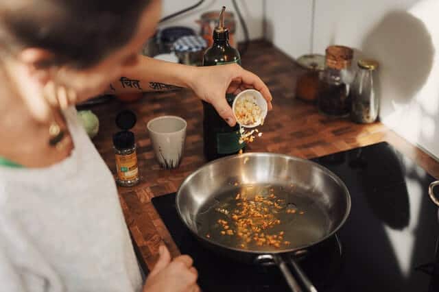 Une femme est en train de cuisiner