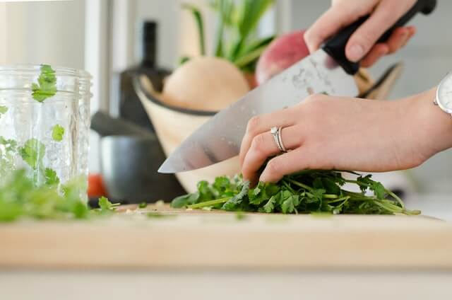 une personne coupe des aliments